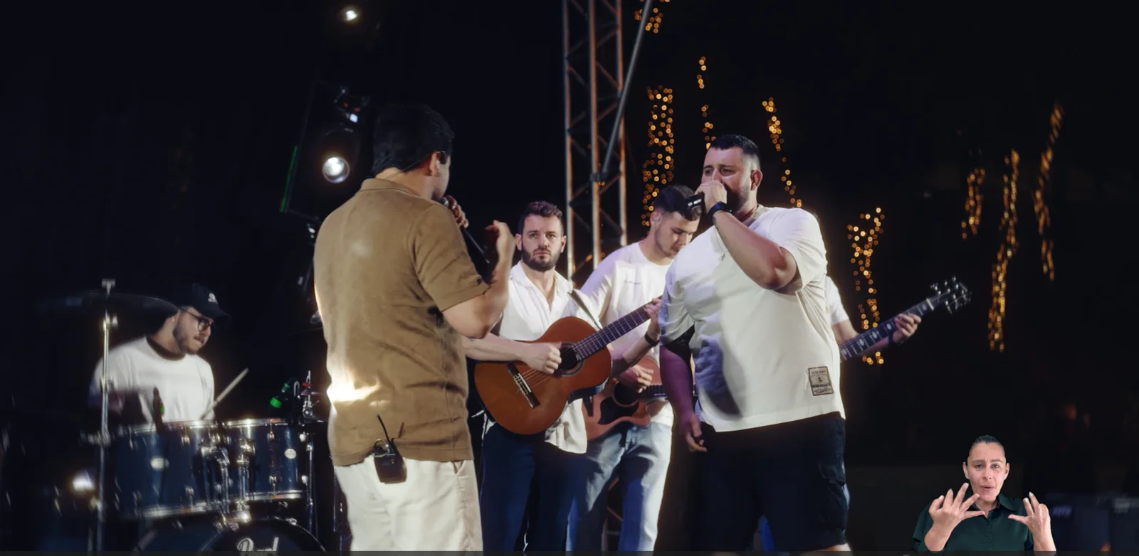 Régis Palma e a banda se apresentando no palco