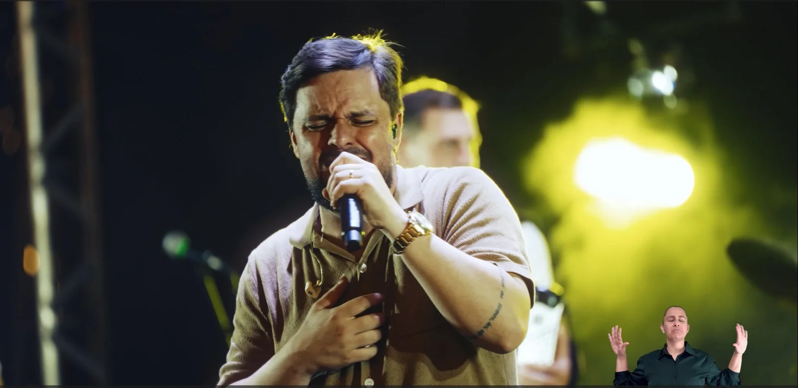 Régis Palma cantando emocionado no microfone