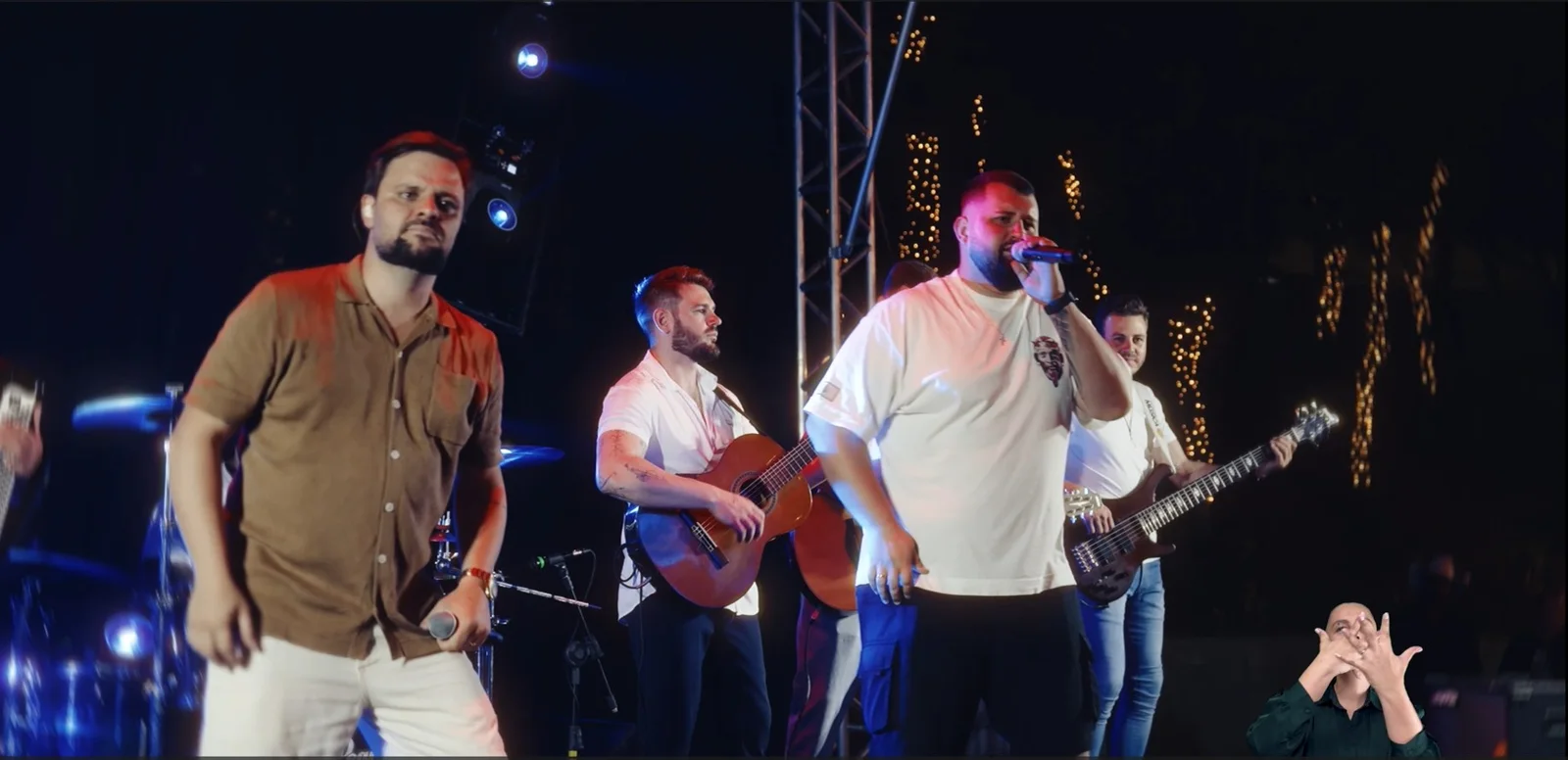 Régis Palma cantando com a banda ao fundo