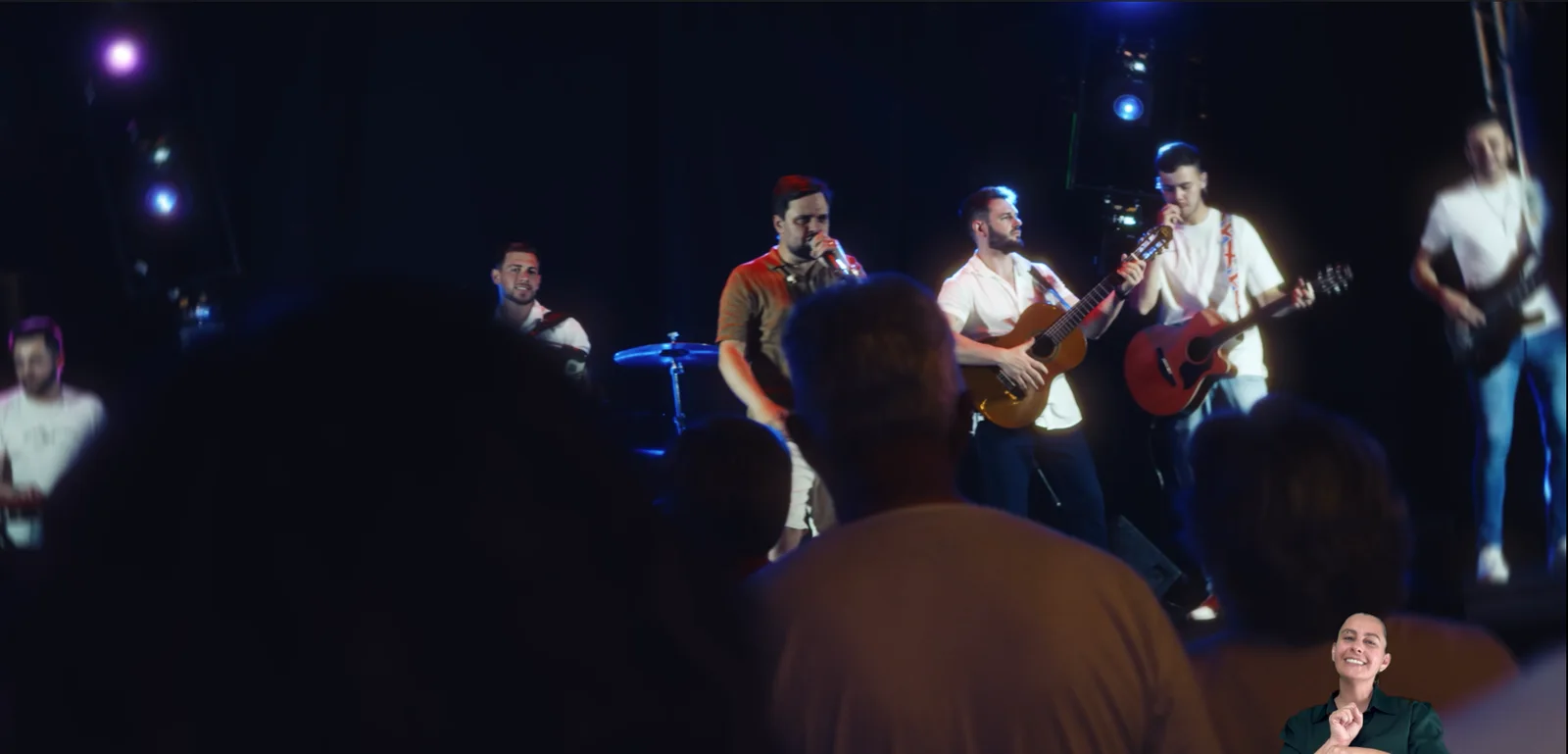 Banda se apresentando no palco durante o show