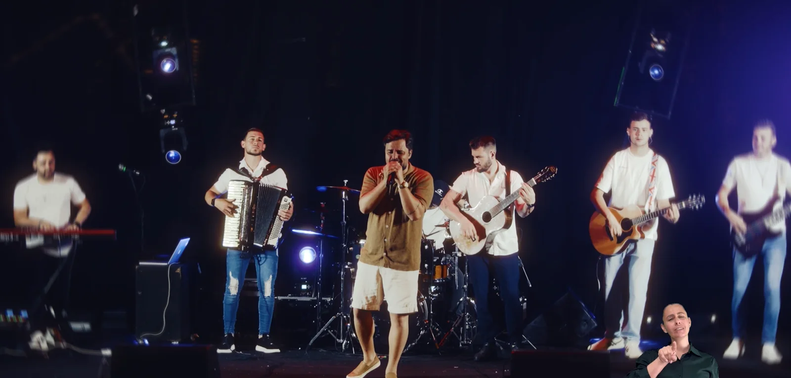 Sanfoneiro e vocalista se apresentando no palco