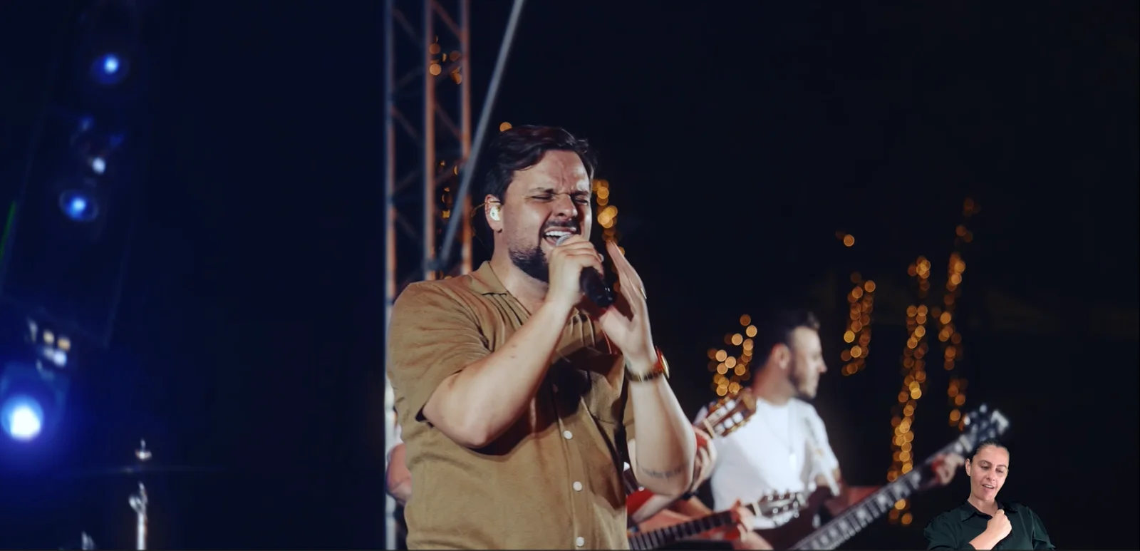 Régis Palma cantando de olhos fechados