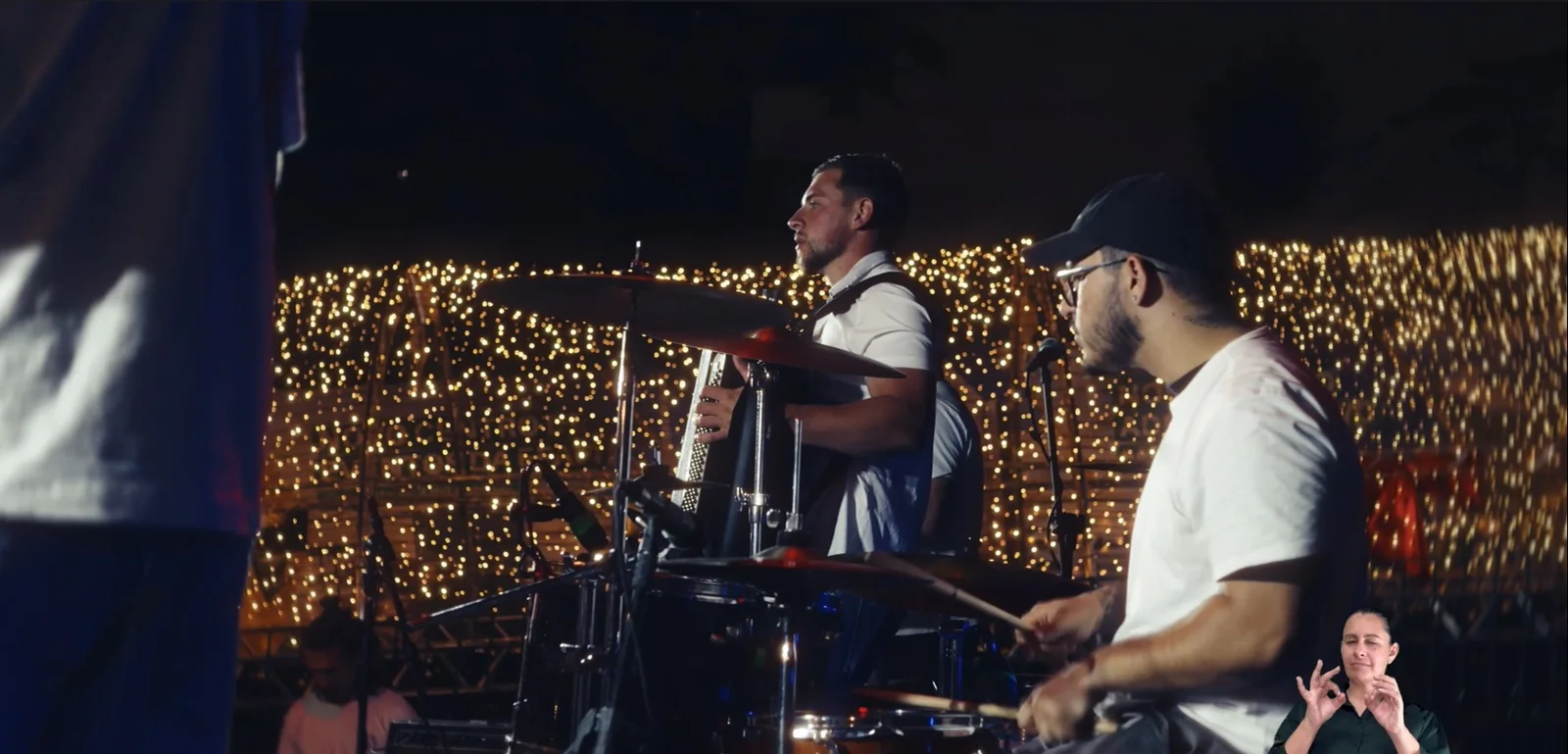 Bateria e percussão durante a apresentação
