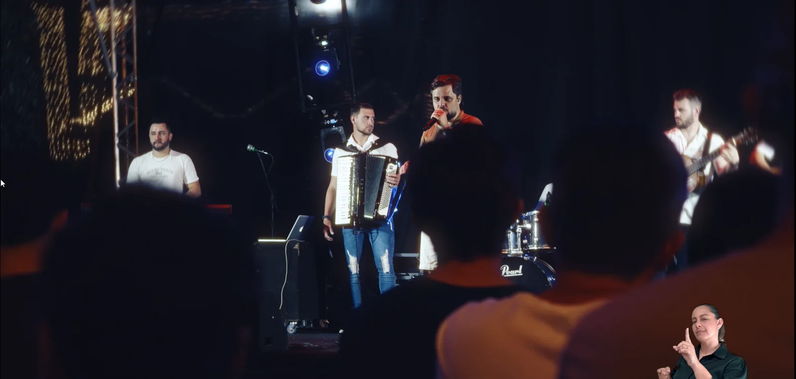 Público acompanhando a banda no palco