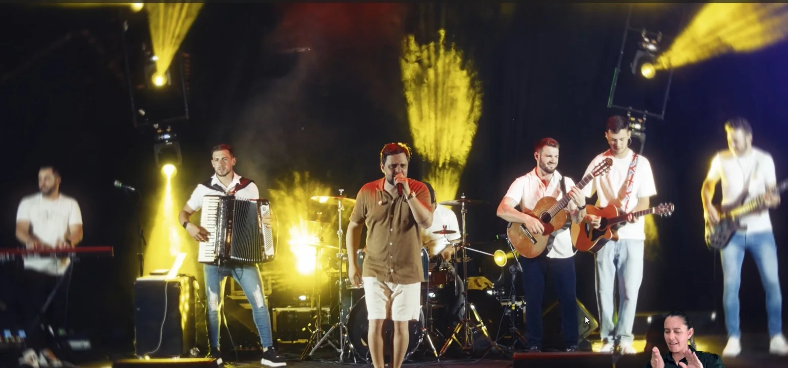 Banda se apresentando com iluminação amarela