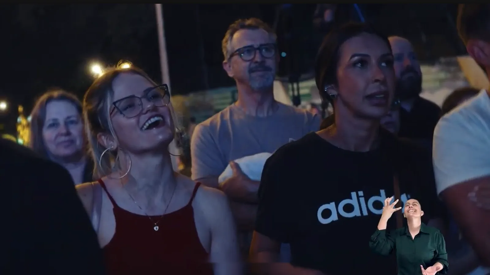 Régis Palma cantando para o público durante o show